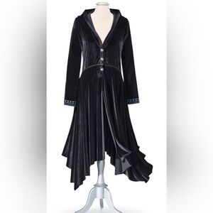 The pyramid collection - black velvet cape 90’s